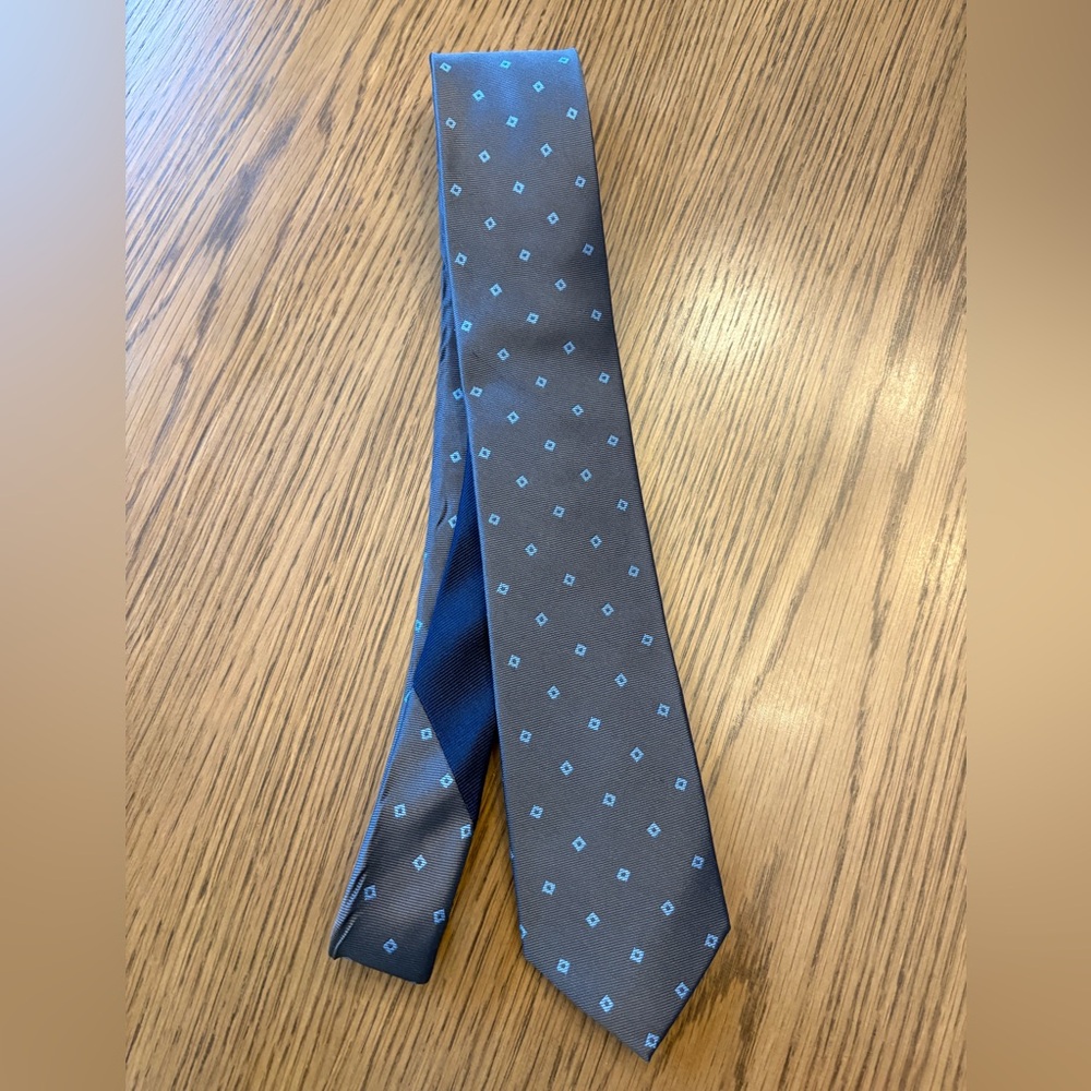 100% Silk Tommy Hilfiger Gray Tie with Blue Diamond Pattern
